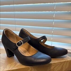 Navy Heels with Chunky Heel and Rounded Toe LIKE NEW CONDITION